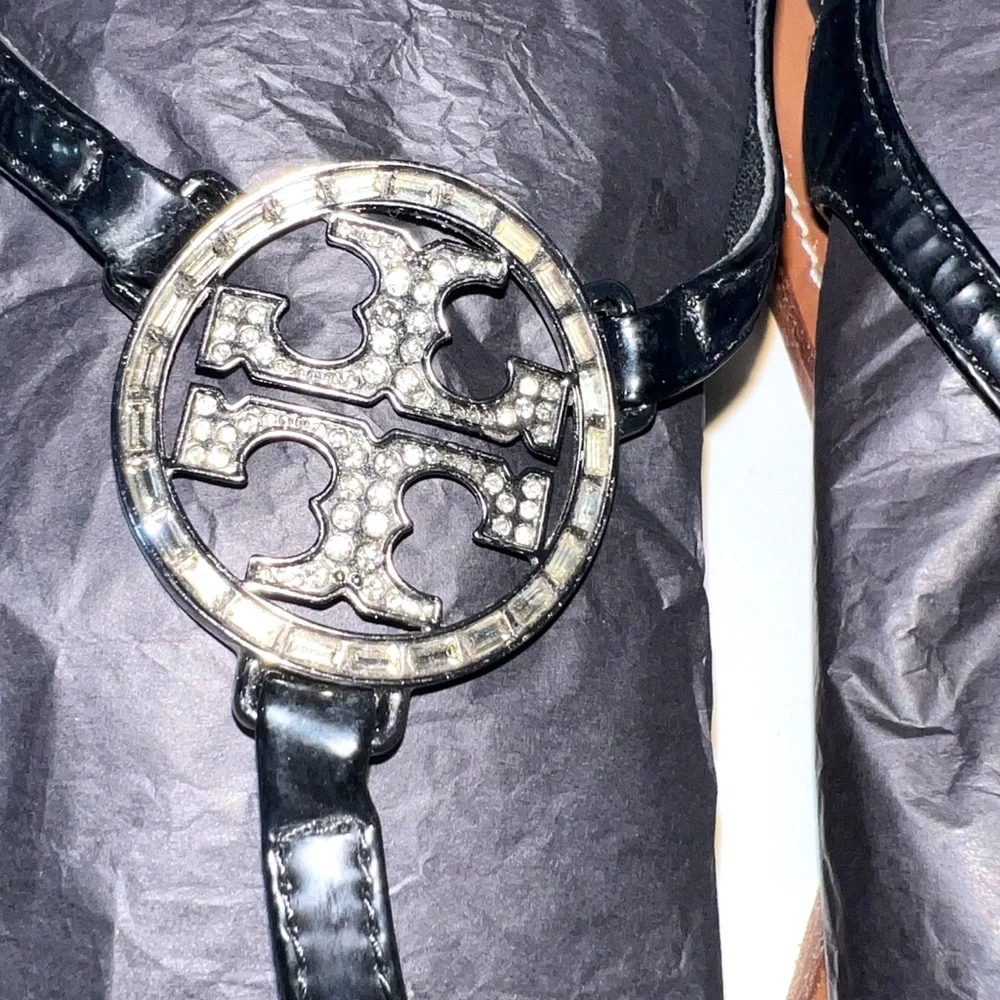 TORY BURCH PATENT LEATHER BLACK LOGO THONG SANDALS SIZE‎ 10.5M